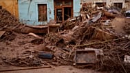 Una casa cubierta de barro se muestra en una zona afectada por las inundaciones en Paiporta, un pueblo de la región de Valencia, España, el sábado 2 de noviembre de 2024.