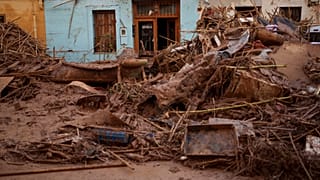Una casa cubierta de barro se muestra en una zona afectada por las inundaciones en Paiporta, un pueblo de la región de Valencia, España, el sábado 2 de noviembre de 2024.