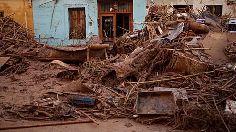 Una casa cubierta de barro se muestra en una zona afectada por las inundaciones en Paiporta, un pueblo de la región de Valencia, España, el sábado 2 de noviembre de 2024.