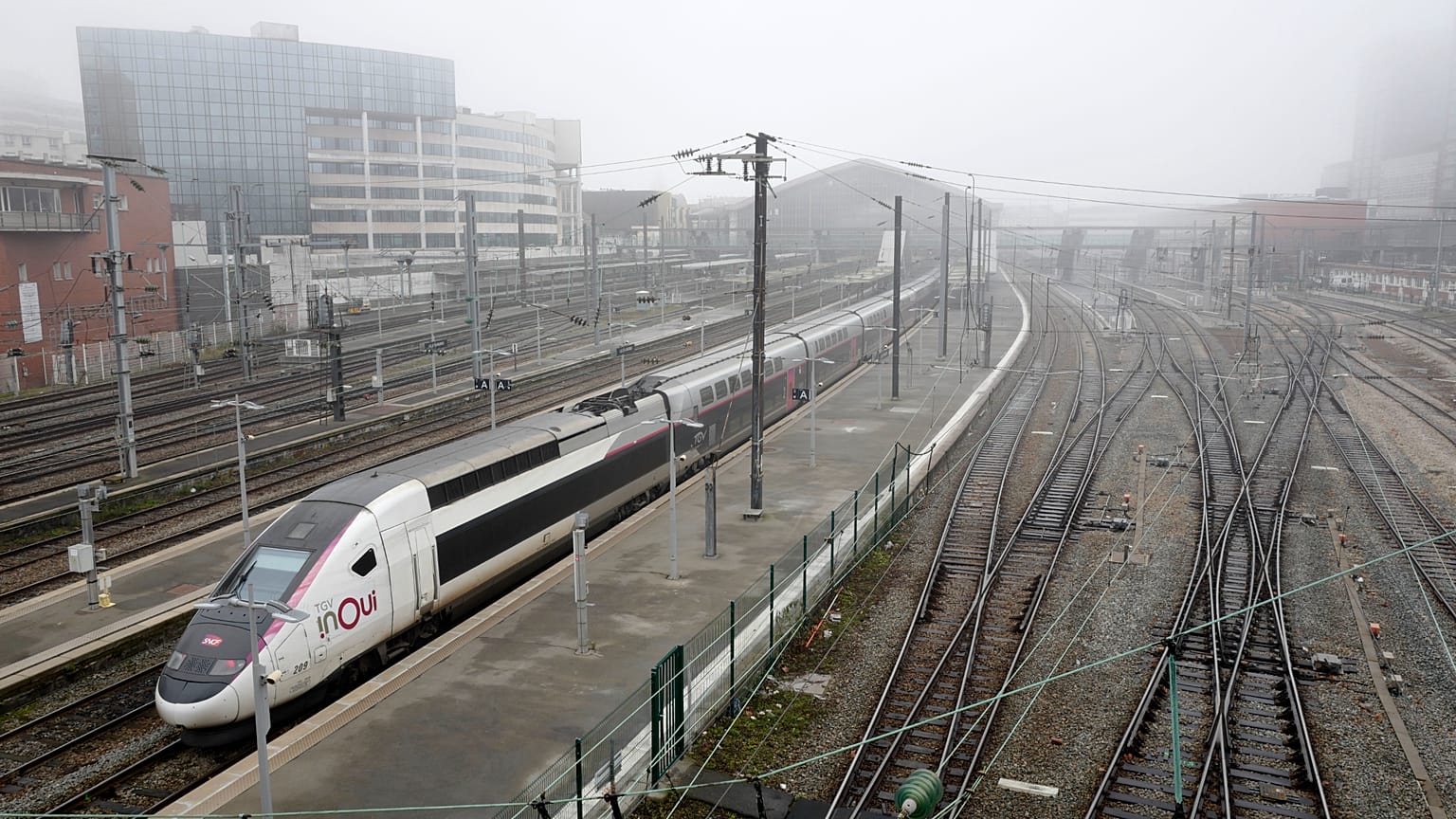 Image d'illustration : un quai de gare désert, le matin d'une grève générale à la gare Lille Flandres à Lille, dans le nord de la France, le jeudi 5 décembre 2019
