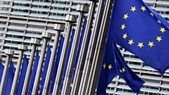 Flaggen der Europäischen Union flattern im Wind vor dem EU-Hauptquartier in Brüssel, 3. September 2025