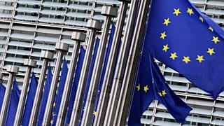 Flagi Unii Europejskiej powiewają na wietrze przed siedzibą UE w Brukseli, 3 września 2025 r.