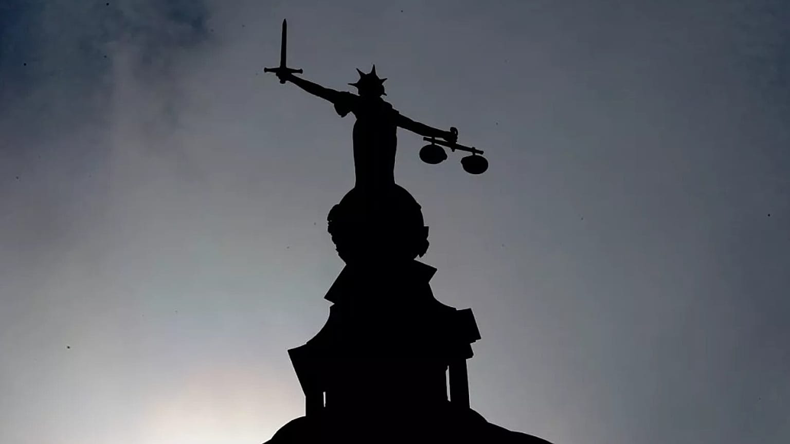 La statua di Lady Justice si staglia in cima all'Old Bailey di Londra, 8 agosto 2019