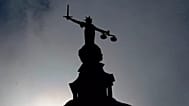 La estatua de la Dama de la Justicia silueteada en lo alto del Old Bailey en Londres, 8 de agosto de 2019.