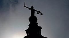 A estátua da Lady Justice em silhueta no topo da Old Bailey em Londres, 8 de agosto de 2019