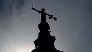 Το άγαλμα της Lady Justice με τη σιλουέτα της στην κορυφή του Old Bailey στο Λονδίνο, 8 Αυγούστου, 2019
