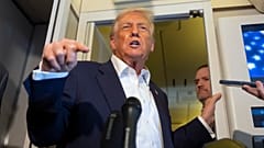 Президент США Дональд Трамп общается с журналистами на борту Air Force One во время перелета из Куала-Лумпура (Малайзия) в Токио (Япония) в понедельник, 27 октября 2025 года.