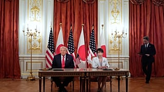 Ο Πρόεδρος Ντόναλντ Τραμπ, και η Πρωθυπουργός της Ιαπωνίας Σανάε Τακαΐτσι παρευρίσκονται σε τελετή υπογραφής στο Παλάτι Ακασάκα στο Τόκιο, Ιαπωνία, Τρίτη, 28 Οκτωβρίου 2025