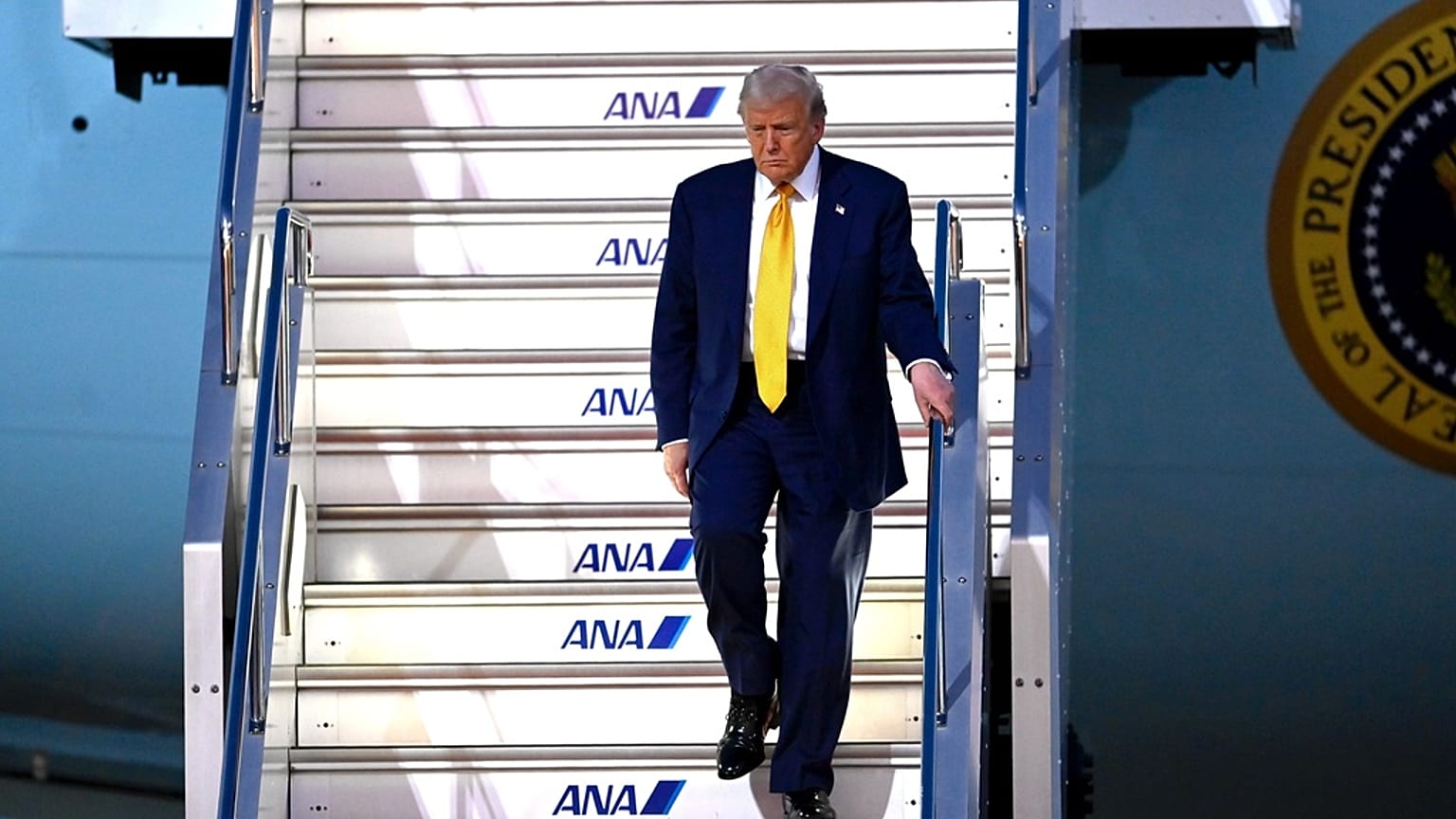 « Donald Trump desce as escadas do Air Force One ao chegar ao Aeroporto Internacional de Haneda, em Tóquio, Japão, na segunda-feira, 27 de outubro de 2025.
