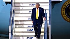 « Donald Trump desce as escadas do Air Force One ao chegar ao Aeroporto Internacional de Haneda, em Tóquio, Japão, na segunda-feira, 27 de outubro de 2025.