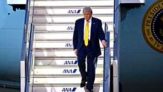 « Donald Trump desce as escadas do Air Force One ao chegar ao Aeroporto Internacional de Haneda, em Tóquio, Japão, na segunda-feira, 27 de outubro de 2025.