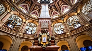 Pantallas que muestran información financiera en la Bolsa de Madrid, España, el lunes 9 de marzo de 2020. 
