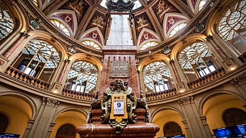 Pantallas que muestran información financiera en la Bolsa de Madrid, España, el lunes 9 de marzo de 2020.