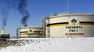 Vista de los yacimientos del gigante petrolero ruso OAO Rosneft, cerca de Nefteyugansk, 5 de abril de 2006.