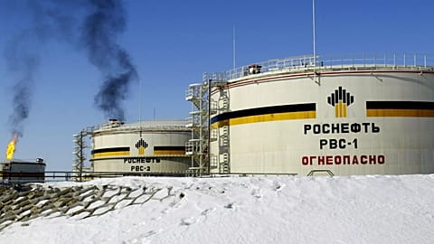 Vista de los yacimientos del gigante petrolero ruso OAO Rosneft, cerca de Nefteyugansk, 5 de abril de 2006.