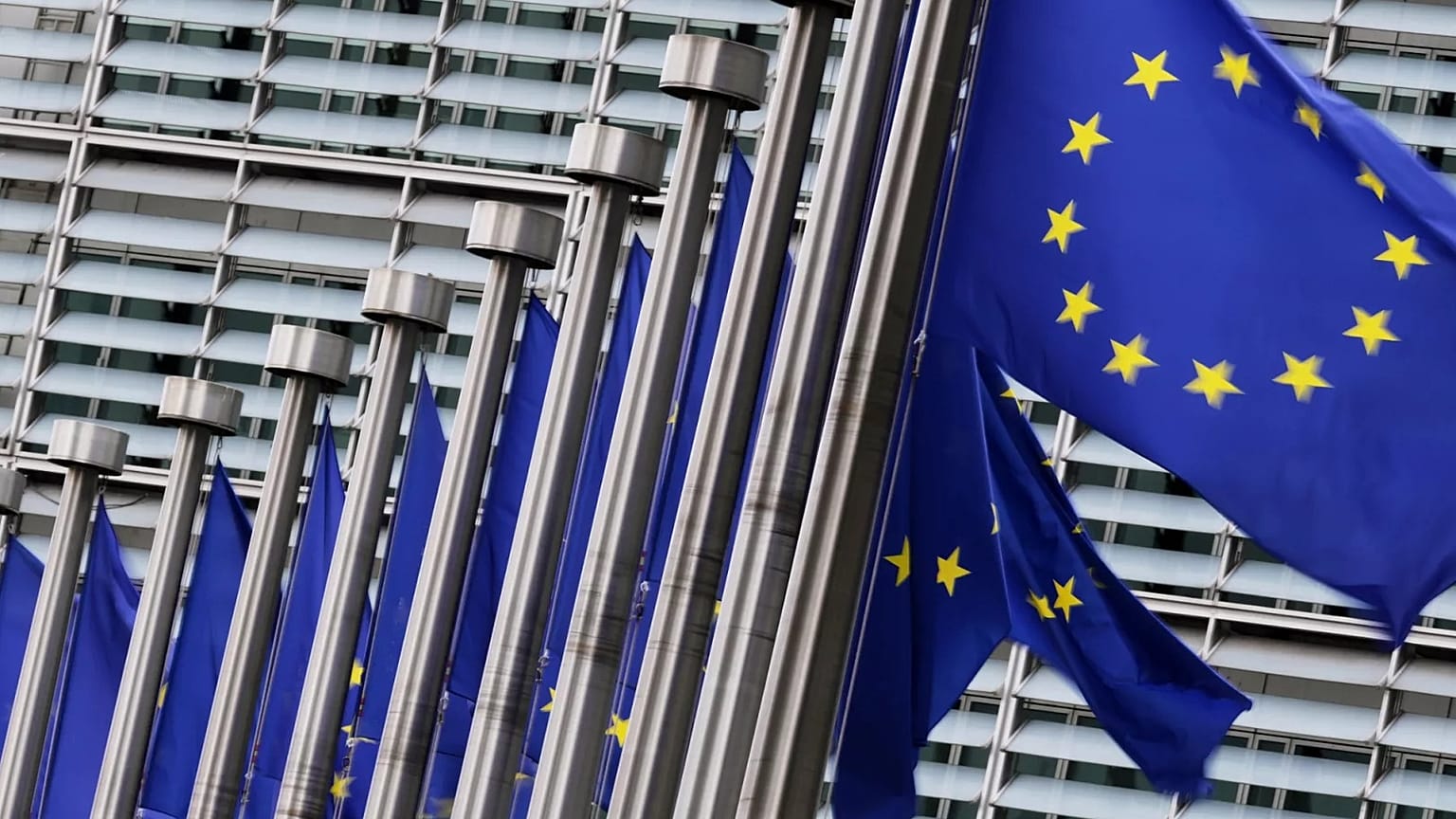 Le bandiere dell'Unione europea sventolano al vento davanti alla sede della Commissione europea a Bruxelles, 3 settembre 2025.