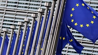 Flaggen der Europäischen Union flattern im Wind vor dem Sitz der EU-Kommission in Brüssel, 3. September 2025