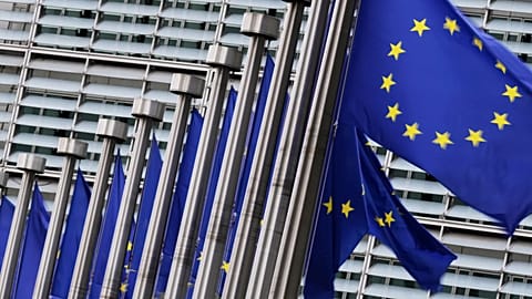 Banderas de la Unión Europea ondean al viento frente a la sede de la Comisión Europea en Bruselas, 3 de septiembre de 2025.