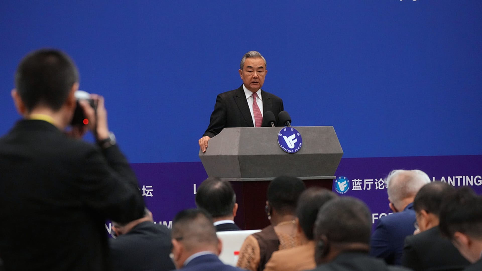 وزير الخارجية الصيني وانغ يي يلقي كلمته الافتتاحية في منتدى لانتينغ حول تحسين الحوكمة العالمية لبناء مجتمع ذي مستقبل مشترك للبشرية، في مكتب وزارة الخارجية، في بكين