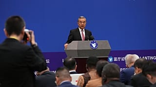 وزير الخارجية الصيني وانغ يي يلقي كلمته الافتتاحية في منتدى لانتينغ حول تحسين الحوكمة العالمية لبناء مجتمع ذي مستقبل مشترك للبشرية، في مكتب وزارة الخارجية، في بكين