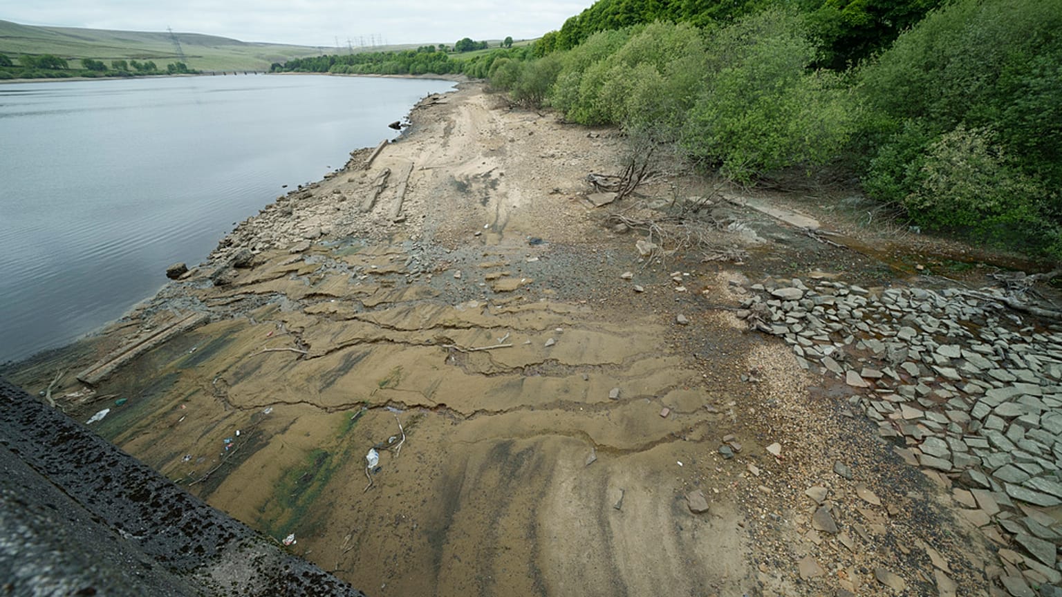 انخفاض مستويات المياه في خزان بايتنجز في غرب يوركشاير حيث تشهد إنجلترا جفافًا كبيرًا، حيث بلغت مستويات الخزان 84% من سعته، وهو أقل من 90% التي شوهدت في عام 2022