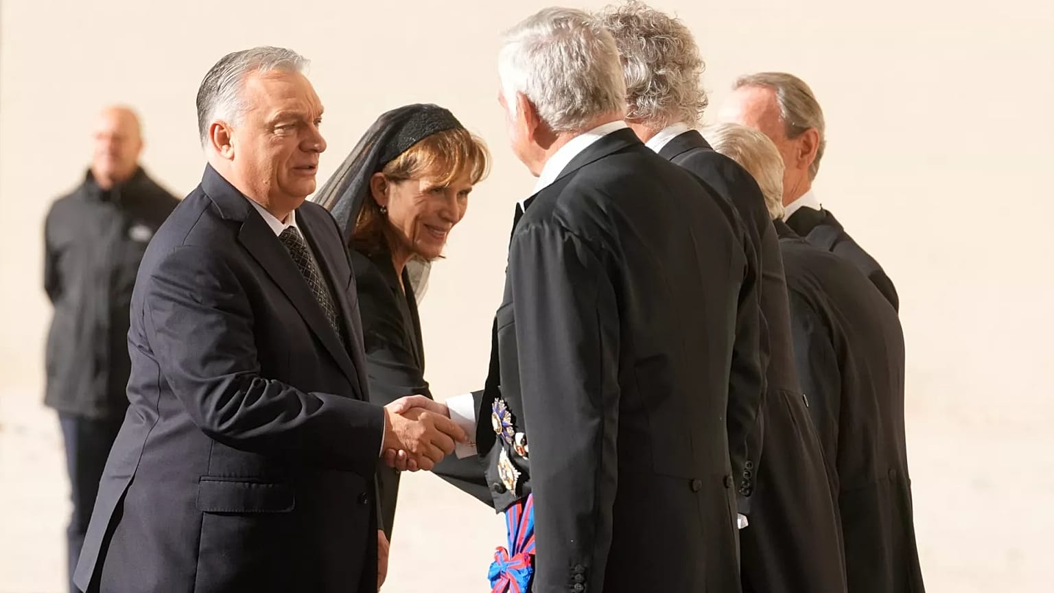 Il primo ministro ungherese Viktor Orban e la moglie Aniko Levai nel Cortile di San Damaso per un'udienza privata con Papa Leone XIV, in Vaticano (27 ottobre 2025) 