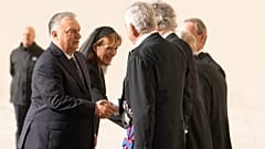 Il primo ministro ungherese Viktor Orban e la moglie Aniko Levai nel Cortile di San Damaso per un'udienza privata con Papa Leone XIV, in Vaticano (27 ottobre 2025) 