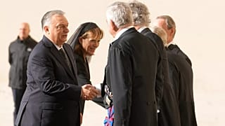 Il primo ministro ungherese Viktor Orban e la moglie Aniko Levai nel Cortile di San Damaso per un'udienza privata con Papa Leone XIV, in Vaticano (27 ottobre 2025) 