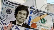 ARCHIVO - Javier Milei sostiene un cartón gigante que representa un billete de 100 dólares estadounidenses blasonado con su rostro, durante un mitin en septiembre de 2023.