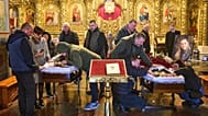 Kiev'deki Aziz Michael Manastırı’nda düzenlenen cenaze töreninde gazetecilerin tabutları başında yas tutan insanlar, 27 Ekim 2025
