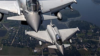 Os caças militares Eurofighter Typhoon participam na Missão de Policiamento Aéreo do Báltico da NATO e operam no espaço aéreo da Lituânia, 12 de setembro de 2023