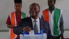 Fildişi Sahili Devlet Başkanı Alassane Ouattara, Abidjan'da oy kullanırken, 25 Ekim 2025