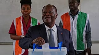 Fildişi Sahili Devlet Başkanı Alassane Ouattara, Abidjan'da oy kullanırken, 25 Ekim 2025
