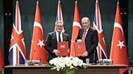 رئيس الوزراء البريطاني كير ستارمر، على اليسار، والرئيس التركي رجب طيب أردوغان بعد توقيع صفقة بقيمة تصل إلى 8 مليارات جنيه إسترليني لشراء 20 طائرة مقاتلة من طراز تايفون البريطا