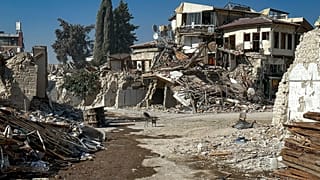 بقايا المباني التي دمرت خلال الزلزال في أنطاكيا, جنوب شرق تركيا السبت, أغسطس. 5, 2023.