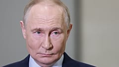 Russlands Präsident Wladimir Putin spricht am Rand des Kongresses der Russischen Geographischen Gesellschaft mit Journalisten im Kremlpalast in Moskau. 23. Oktober 2025.