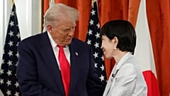 Trump, links, und Japans Premierministerin Sanae Takaichi schütteln sich die Hände nach einer Unterzeichnungszeremonie im Akasaka-Palast, dem Gästehaus des Staates, in Tokio, Dienstag, 28. Oktober 2025. 
