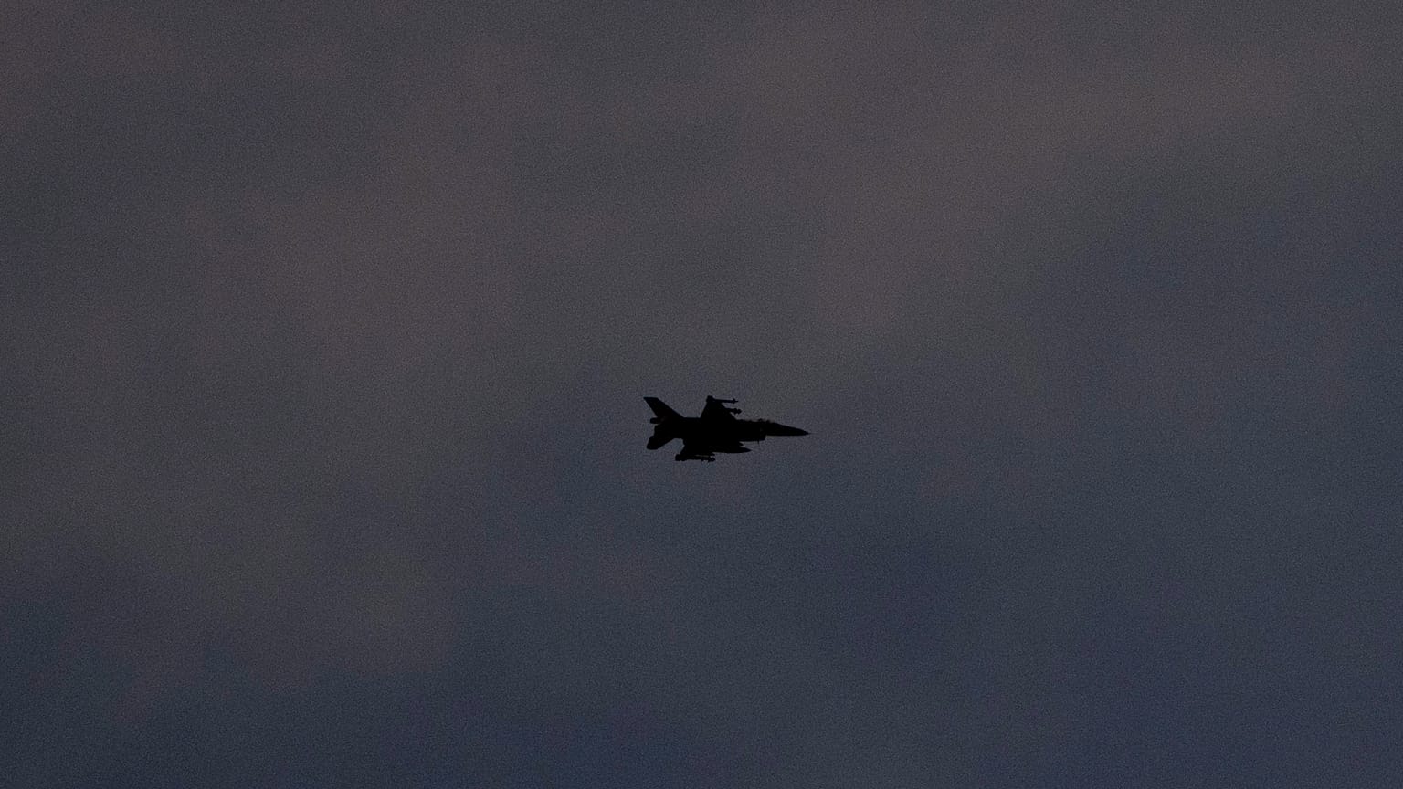 طائرة حربية تابعة لسلاح الجو الإسرائيلي تحلّق في سماء إسرائيل، السبت 21 أيلول/سبتمبر 2024.