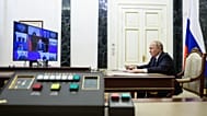 Vladímir Putin se dirige a su Consejo de Seguridad durante una vídeoconferencia del 24 de octubre de 2025