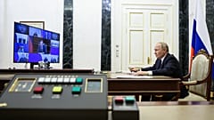 Vladímir Putin se dirige a su Consejo de Seguridad durante una vídeoconferencia del 24 de octubre de 2025