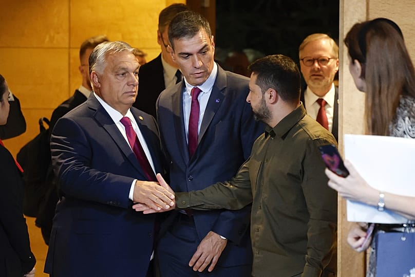 L'ungherese Viktor Orban e l'ucraino Volodymyr Zelensky si stringono la mano al Vertice della Comunità politica europea a Granada, 5 ottobre 2023.