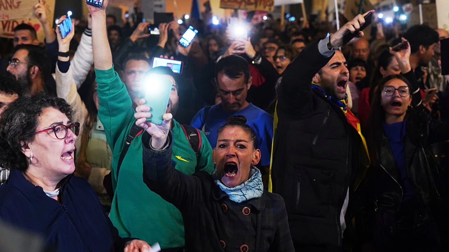 Manifestantes durante una protesta por las inundaciones para exigir la dimisión de los funcionarios que fallaron, Valencia, España, el 30 de noviembre de 2024.