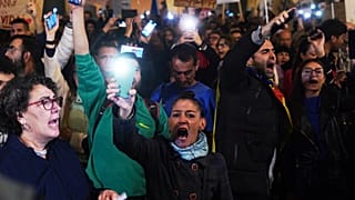 Manifestantes durante una protesta por las inundaciones para exigir la dimisión de los funcionarios que fallaron, Valencia, España, el 30 de noviembre de 2024.