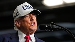 O Presidente Donald Trump fala aos militares num porta-aviões atracado numa base naval americana, em Yokosuka, Japão, na terça-feira, 28 de outubro de 2025.