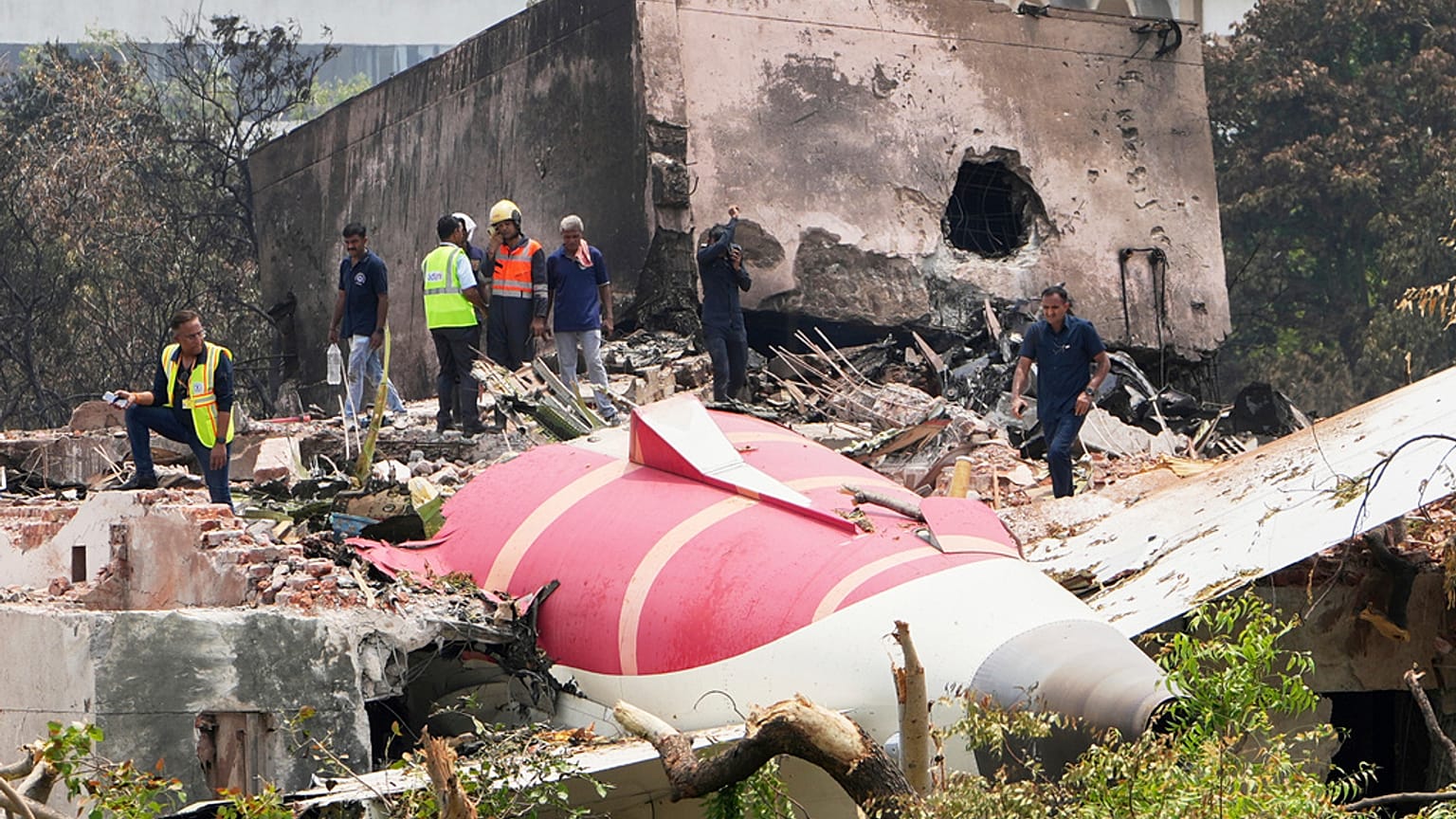 مسؤولون يتفقدون موقع تحطم طائرة الخطوط الجوية الهندية على سطح مبنى في أحمد آباد ، الهند ، 13 يونيو 2025.