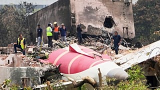 مسؤولون يتفقدون موقع تحطم طائرة الخطوط الجوية الهندية على سطح مبنى في أحمد آباد ، الهند ، 13 يونيو 2025.