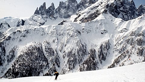 Con le Dolomiti innevate sullo sfondo, uno sciatore sfreccia lungo una pista a Falcade, in Italia. (Foto AP/Armando Trovati)