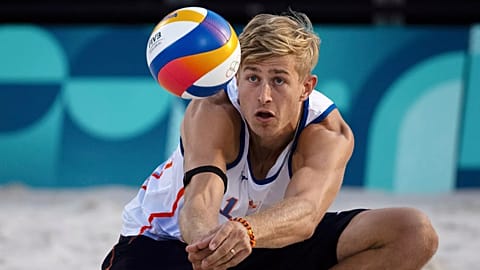 Steven Van De Velde golpea el balón durante el partido de voley playa masculino del Grupo B entre Noruega y Holanda en el Estadio de la Torre Eiffel, 2 de agosto de 2024.