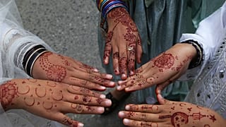 فتيات يحتفلن بعيد الفطر بأيدي مزينة بنقوش الحناء التقليدية في بيشاور، باكستان، يوم الاثنين 31 مارس 2025.