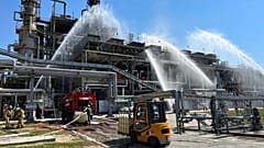 Russische Feuerwehrleute arbeiten am 22. Juni 2022 an einem Brand in der Ölverarbeitungsanlage Nowoschtinsk in der Region Rostow am Don.
